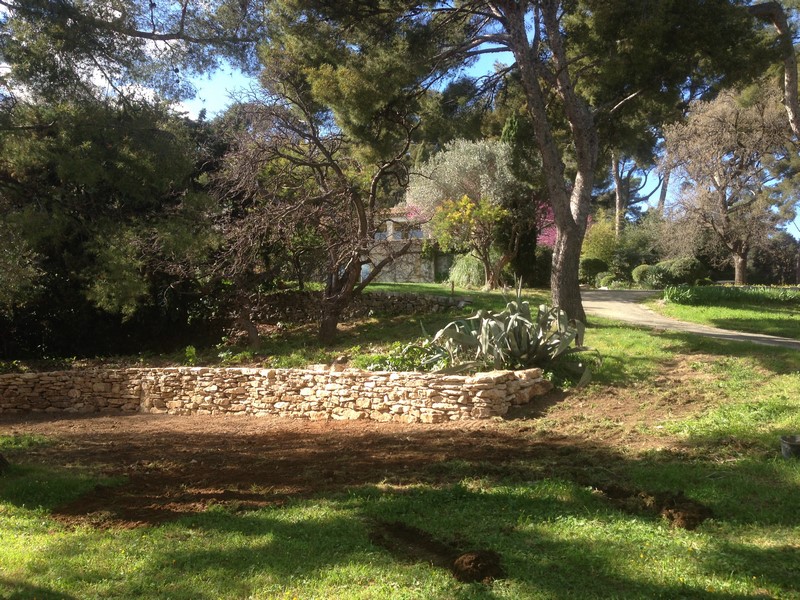 Création muret en pierres sèches à TOULON dans le VAR